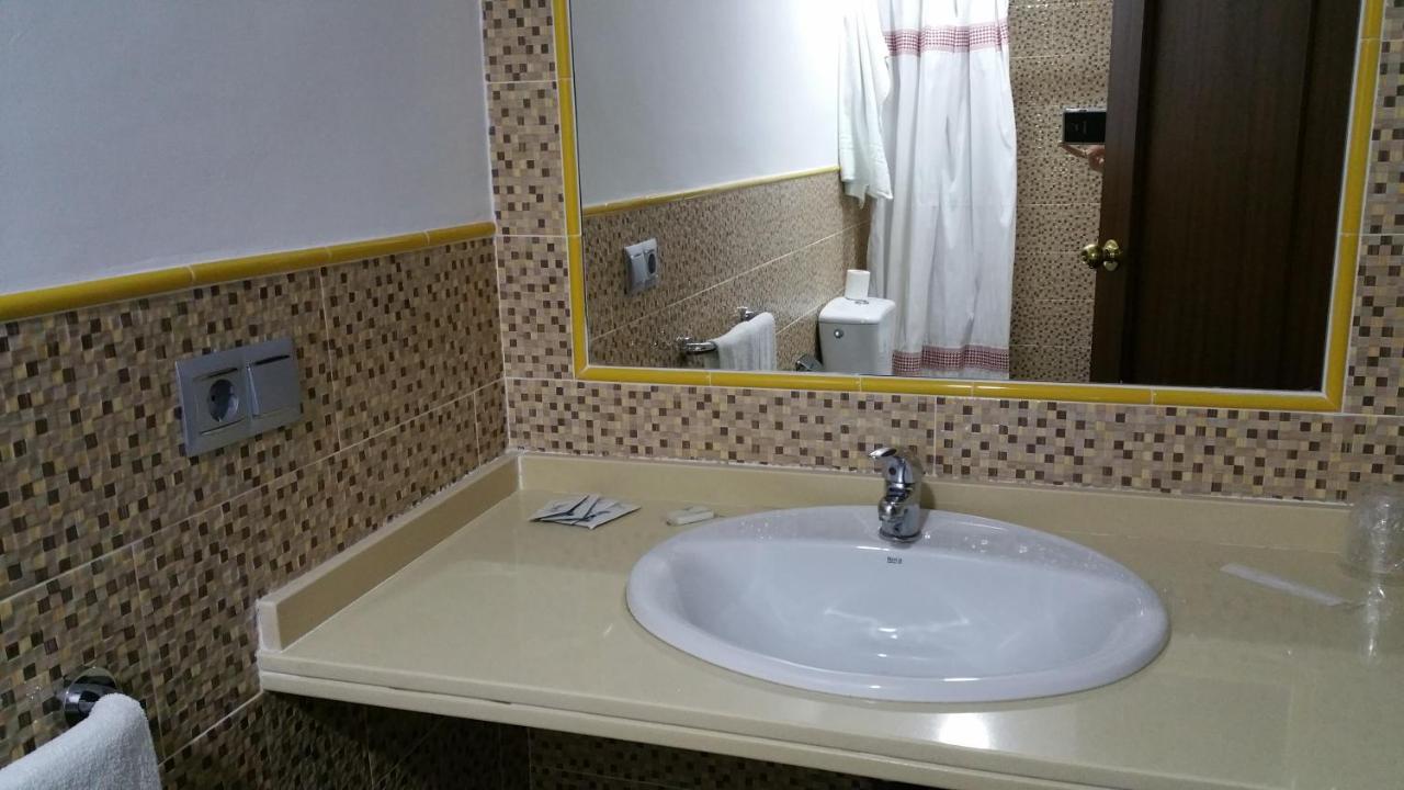 Hostal El Lirio Bollullos Par del Condado Zewnętrze zdjęcie