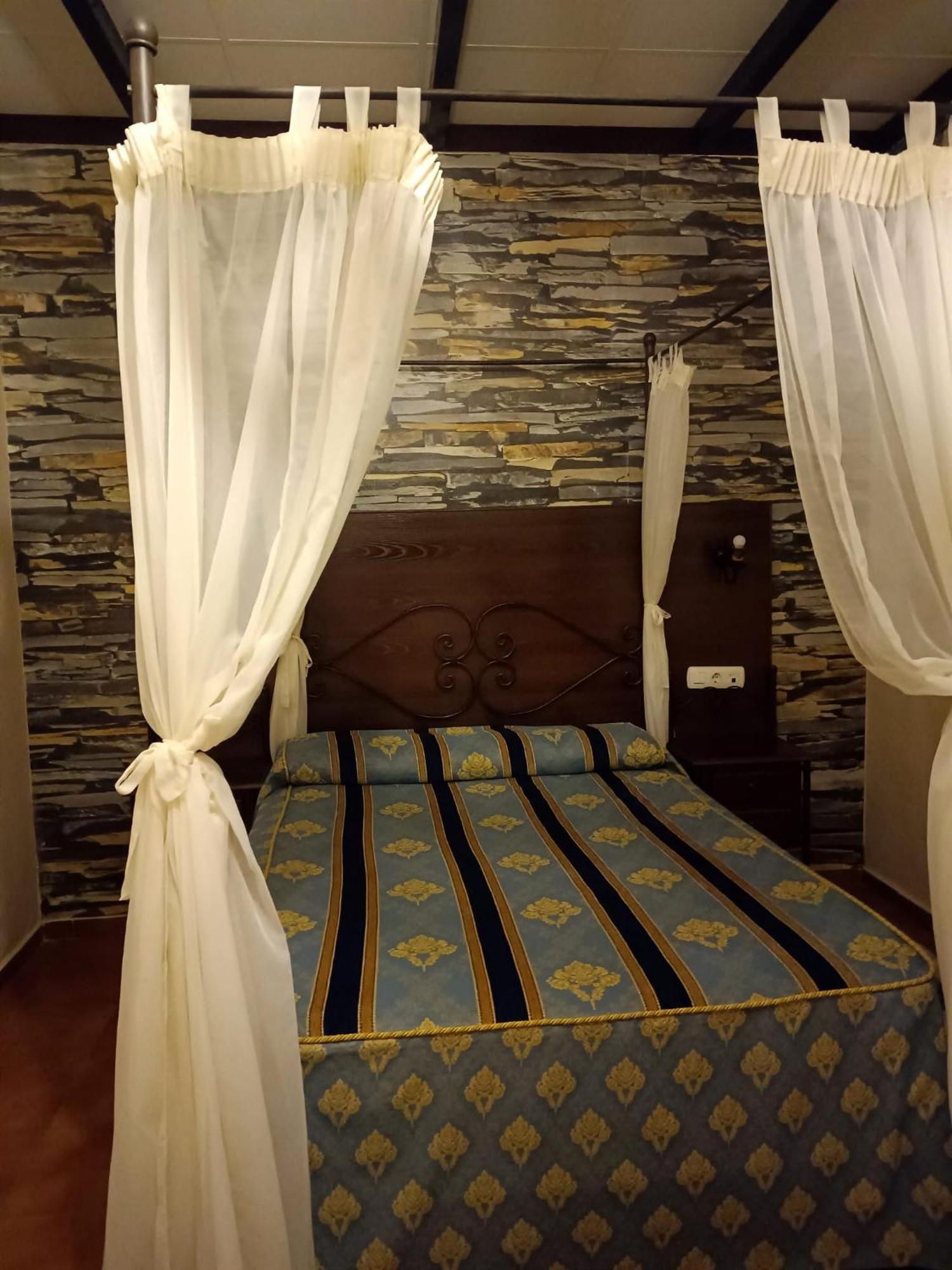 Hostal El Lirio Bollullos Par del Condado Zewnętrze zdjęcie
